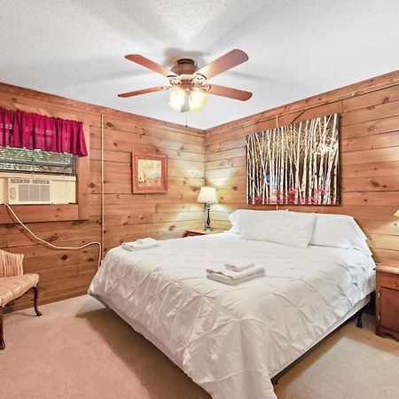 Classic Log Cabin With Fireplace On Quiet River Blowing Rock Exteriör bild